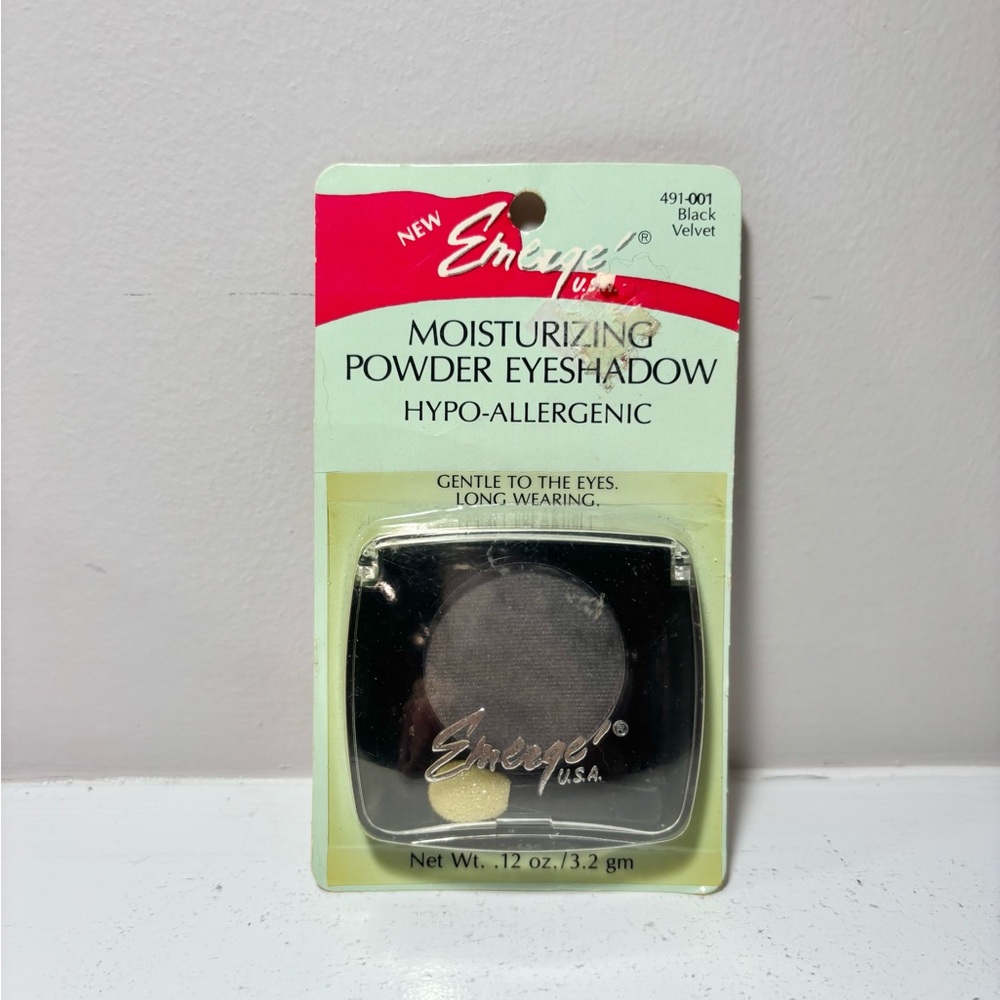Emerge Black Velvet Moisturizing Powder Eyeshadow Talc